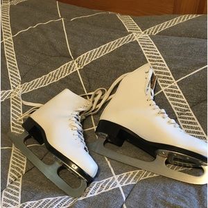 Women’s size 9 ice skates